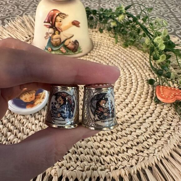M. I Hummel Vintage Lot of Thimble, Pin,‎ Medallion Ornament & 1979 Bell - Picture 4 of 12